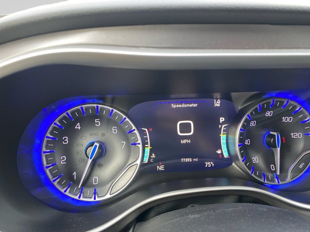 Used 2024 Chrysler Pacifica Touring-L FWD image 27