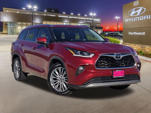 Used 2023 Toyota Highlander Platinum image 3