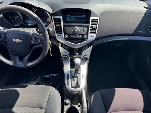 Used 2016 Chevrolet Cruze LT FWD image 2