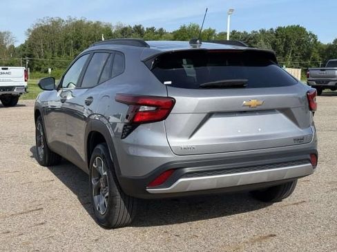 Used 2025 Chevrolet Trax LT FWD image 6