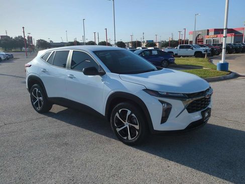 Used 2025 Chevrolet Trax RS w/ Driver Confidence Package FWD image 2