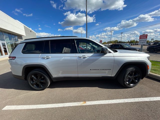 Used 2023 Jeep Grand Cherokee L Laredo AWD/4WD image 2