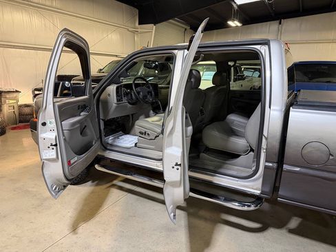 Used 2005 Chevrolet Silverado 3500 LT w/ Heavy-Duty Power Package AWD/4WD image 31