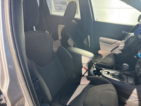 Used 2019 Jeep Cherokee Latitude w/ Popular Appearance Group image 31