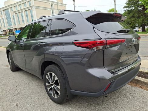 Used 2021 Toyota Highlander XLE AWD/4WD image 3