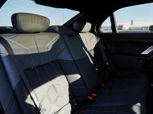 Used 2025 BMW 760i xDrive 760i xDrive w/ Executive Package image 38