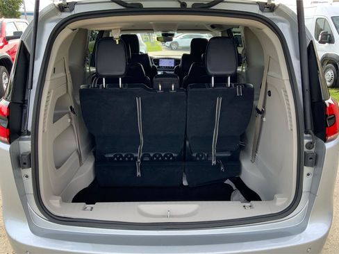 Used 2024 Chrysler Pacifica Touring-L FWD image 12