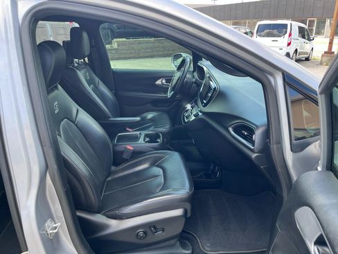 Used 2018 Chrysler Pacifica Touring-L Plus FWD image 23