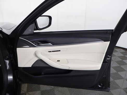 Used 2022 BMW M550i xDrive w/ Dynamic Handling Package image 30