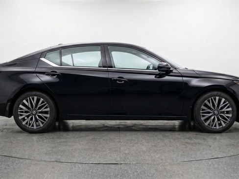 Used 2025 Nissan Altima 2.5 SV FWD image 11