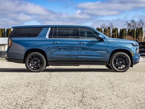 Used 2025 Chevrolet Suburban High Country image 2