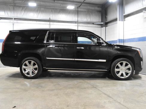 Used 2019 Cadillac Escalade ESV Premium Luxury AWD/4WD image 30