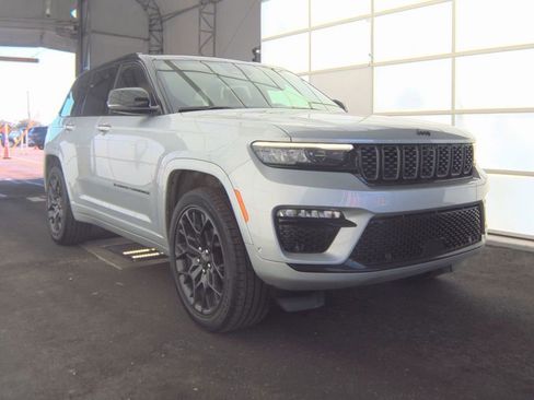 Used 2025 Jeep Grand Cherokee Summit AWD/4WD image 8