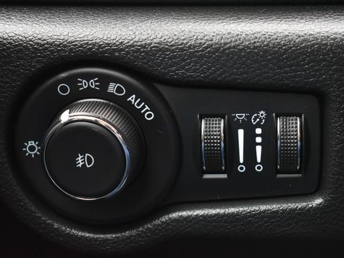 Used 2023 Chrysler Pacifica Touring FWD image 20