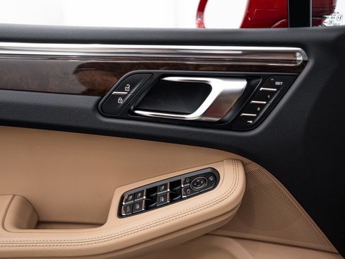 Certified 2026 Porsche Macan AWD/4WD image 17