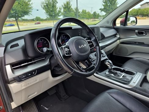 Used 2022 Kia Carnival LX FWD image 2