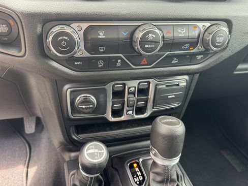 Used 2025 Jeep Gladiator Sport AWD/4WD image 27