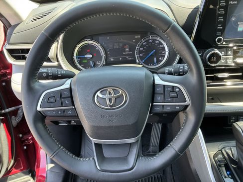 Used 2022 Toyota Highlander XLE AWD/4WD image 18