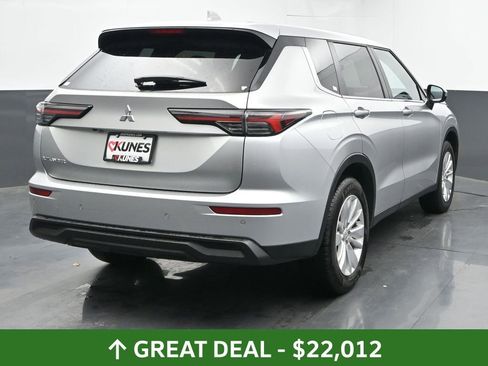 Used 2025 Mitsubishi Outlander ES image 11