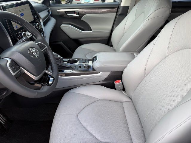 Used 2026 Toyota Highlander Limited AWD/4WD image 9