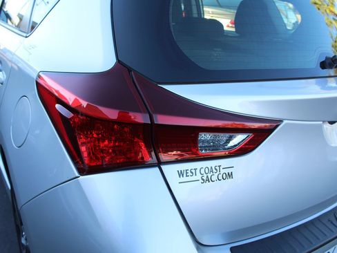 Used 2018 Toyota Corolla iM w/ Carpet Mat Package (TMS) FWD image 15