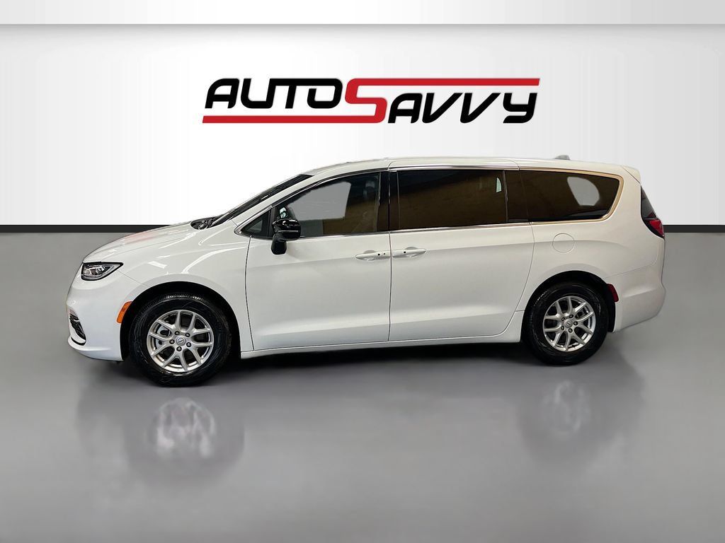 Used 2026 Chrysler Pacifica Select FWD image 4