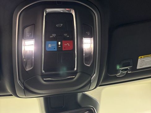 Used 2024 Jeep Grand Cherokee Limited w/ Black Appearance Package image 15