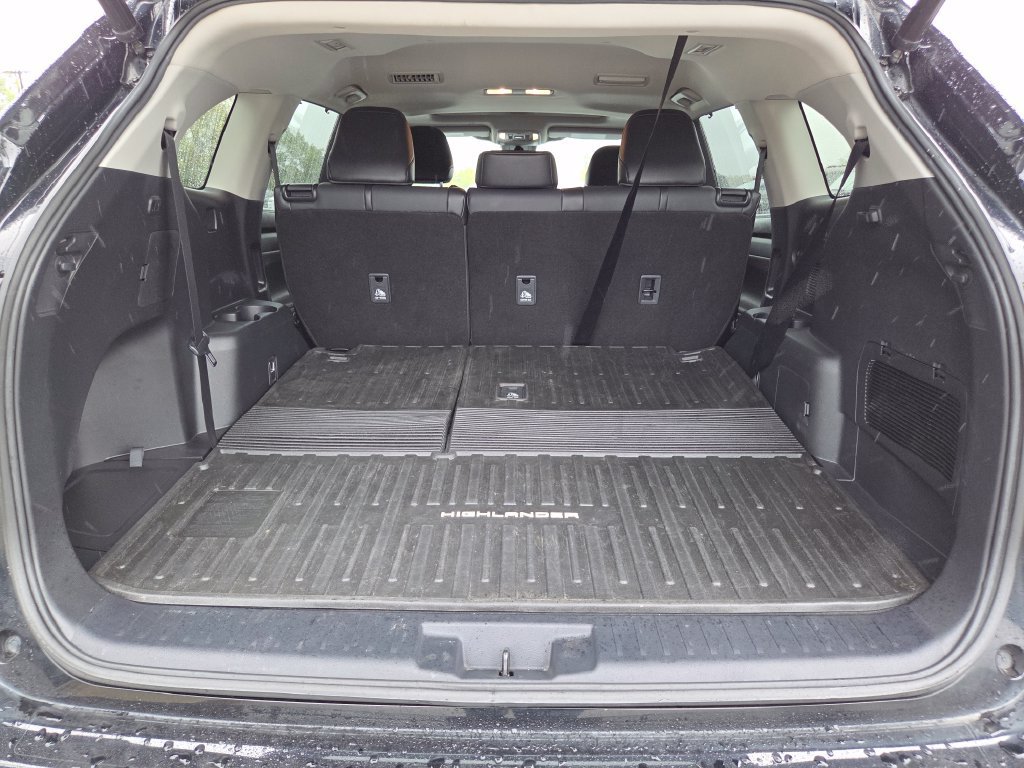 Used 2021 Toyota Highlander XLE AWD/4WD image 27