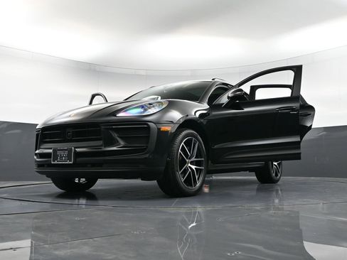 Certified 2025 Porsche Macan image 38
