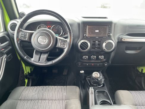 Used 2012 Jeep Wrangler Unlimited Rubicon w/ Connectivity Group image 18