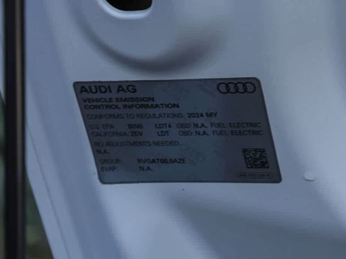 Used 2024 Audi Q8 e-tron Premium Plus image 27