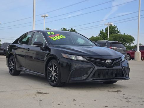 Used 2023 Toyota Camry SE FWD image 3