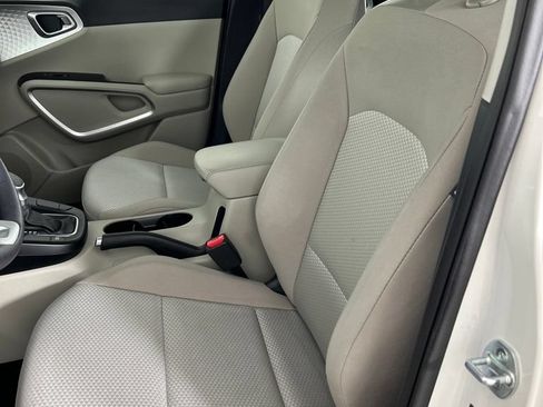 Used 2023 Kia Soul LX w/ LX Technology Package FWD image 12