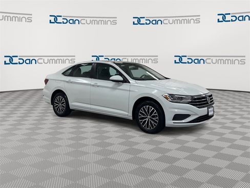 Used 2021 Volkswagen Jetta SE image 2