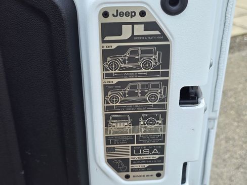 Used 2024 Jeep Wrangler Unlimited Sahara AWD/4WD image 15