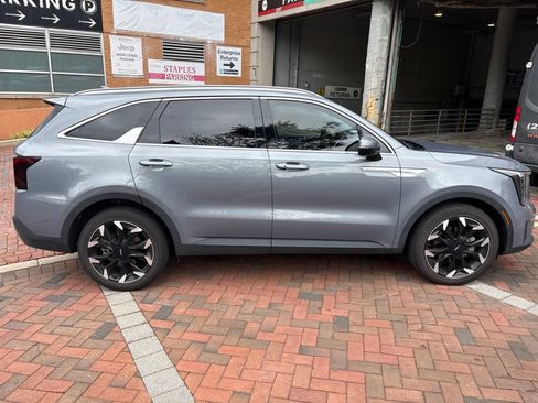 Used 2025 Kia Sorento EX w/ Panoramic Sunroof Package FWD image 2