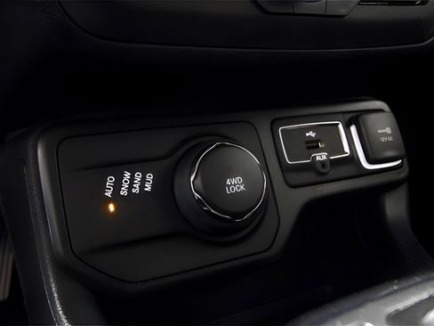 Used 2018 Jeep Renegade Latitude w/ Safety & Security Group image 16