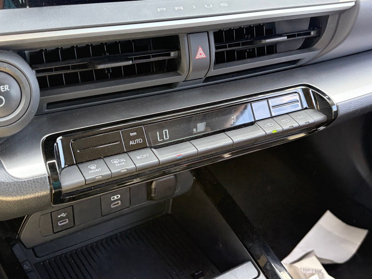 Used 2025 Toyota Prius LE FWD image 9