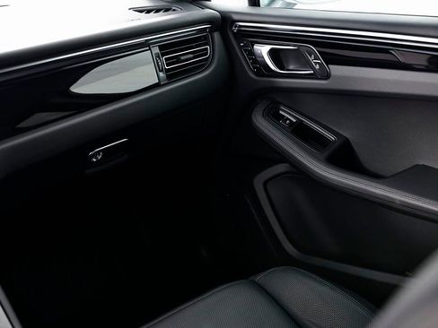 Certified 2025 Porsche Macan AWD/4WD image 31