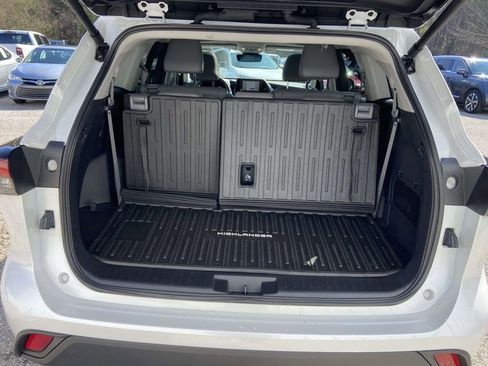 Used 2025 Toyota Highlander XLE image 9