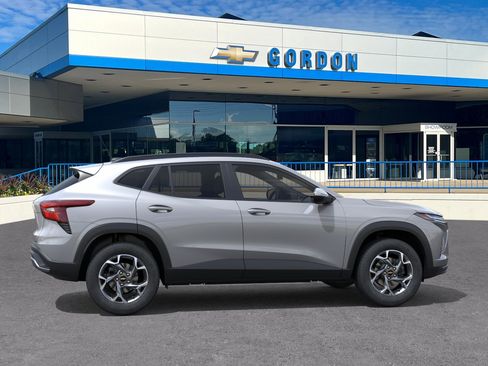 New 2026 Chevrolet Trax LT w/ Driver Confidence Package FWD image 5