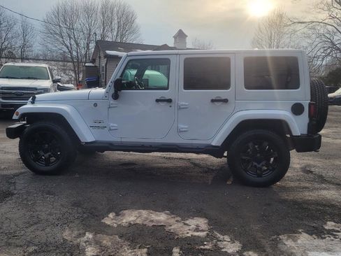 Used 2017 Jeep Wrangler Unlimited Sahara w/ Connectivity Group image 5