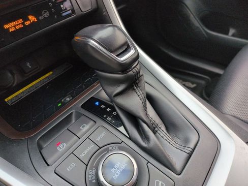 Used 2020 Toyota RAV4 Limited image 24