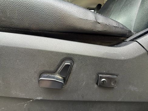 Used 2015 Chrysler Town & Country Touring FWD image 19