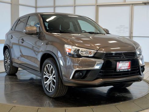Used 2017 Mitsubishi Outlander Sport ES image 2