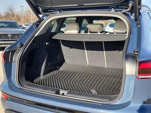 New 2025 Audi Q6 e-tron Premium image 25