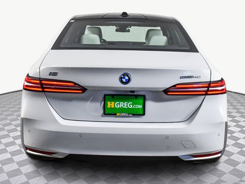 Used 2025 BMW i5 eDrive40i w/ Executive Package image 7