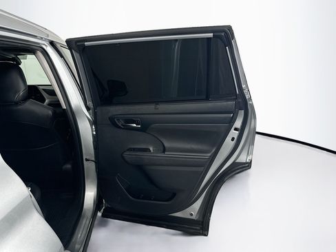 Used 2020 Toyota Highlander XLE FWD image 32