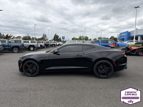Used 2021 Chevrolet Camaro LT w/ Technology Package RWD image 2