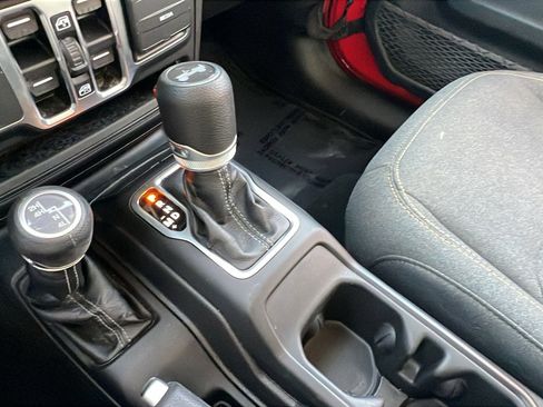 Used 2025 Jeep Wrangler Sahara image 30